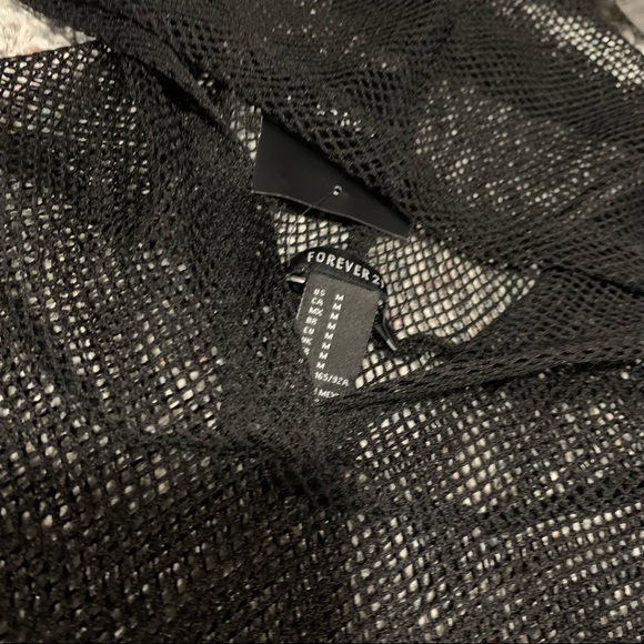 Black hooded fishnet lace up cropped tee - Picture 2 of 3